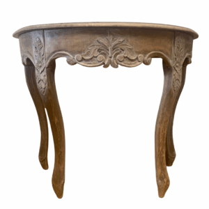 Mesa de madera de nogal tallada